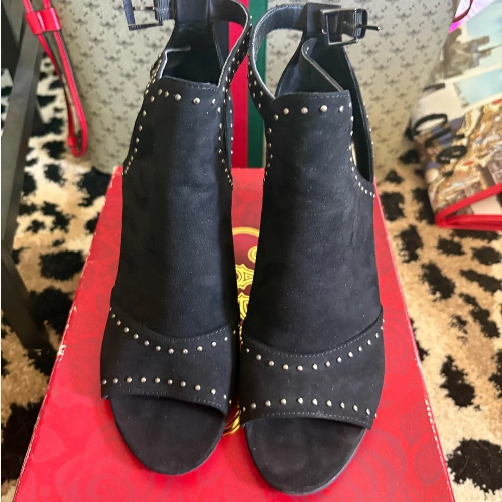 Carlos Santana Black Heels with Edgy Cut-Out Design